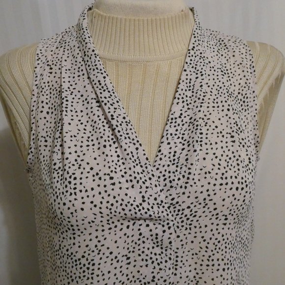 Vince Camuto Sleeveless Pullover Top - Picture 4 of 14
